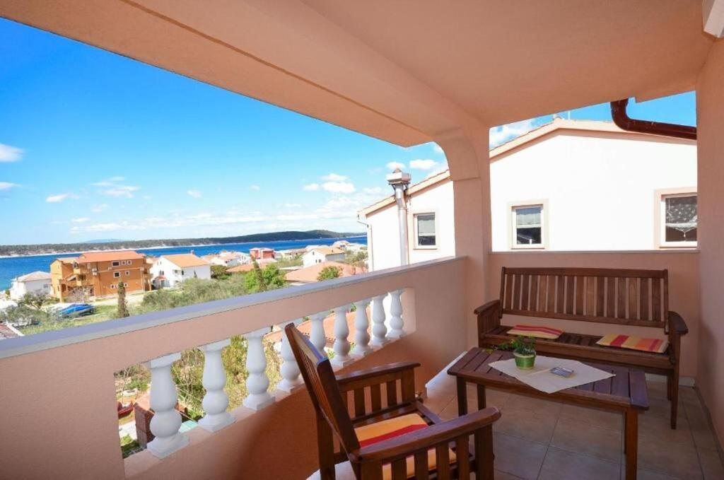 Apartments Jasmin Barbat na Rabu Екстериор снимка