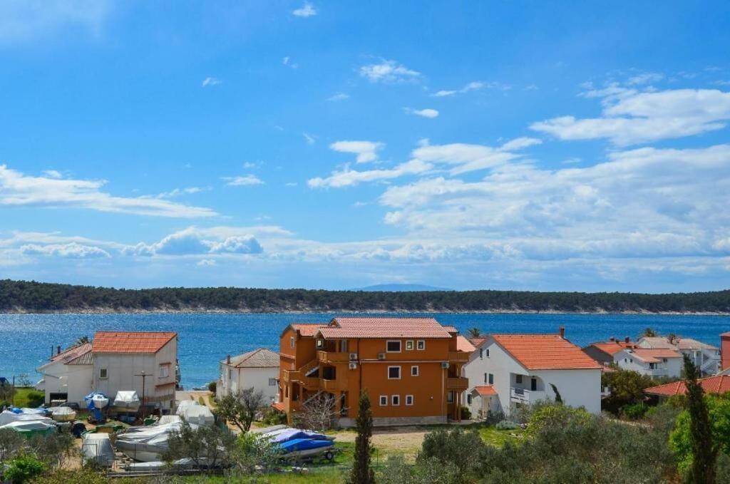 Apartments Jasmin Barbat na Rabu Екстериор снимка